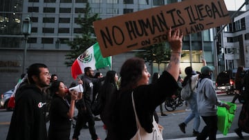 Manifestantes marchan en protestas contra el ICE en Los Ángeles, California.