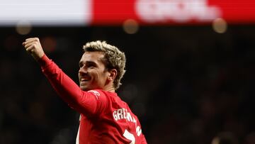 GRAF3203. MADRID, 25/11/2023.- El delantero francés del Atlético de Madrid Antoine Griezmann celebra tras anotar el 1-0 durante el partido correspondiente a la jornada 14 de LaLiga que Atlético de Madrid y RCD Mallorca disputan este sábado en el estadio Metropolitano. EFE/ Sergio Perez