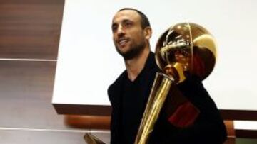 Manu Ginobili a su llegada a Buenos Aires con el trofeo Larry O'Brien de campeón de la NBA.