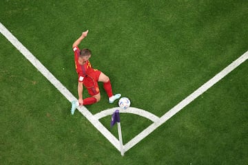 Imagen cenital de un saque de esquina lanzado por Dani Olmo, jugador de la selección española.