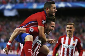 Saúl celebra con Koke su gol al Bayern.