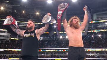 Sami y Kevin con los cinturones de campeones.