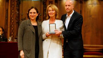 Ada Colau, con Danny Coster y Jordi Cruyff