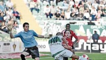 <b>FALTÓ MARCAR. </b>El 'Chino' Luna remata de volea mientras el guardameta Jaime le hace pequeña la portería.