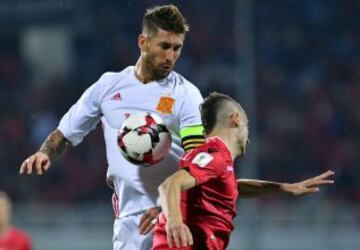 Spain's Sergio Ramos (L) vies with Albania's Ansi Agolli during the FIFA World Cup 2018 qualification football match Albania vs Spain at the Loro-Borici stadium in Shkoder, on October 9, 2016. / AFP PHOTO / Andrej ISAKOVIC