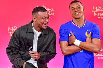 Kylian Mbappé presenta su figura con la equipación de Les Bleus que será llevada al museo Madame Tussauds en Berlín.