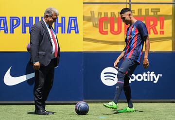 El extremo brasile?o ha sido presentado como nuevo jugador del Barcelona junto a Joan Laporta en la Ciutat Esportiva Joan Gamper.