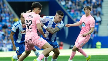BARCELONA, 14/02/2026.- El jugador del Celta Javi Rodríguez (i) con el balón ante Roberto Fernández, del Espanyol durante el partido de Liga que el Espanyol y el Celta disputan este sábado en el RVDE Stadium. EFE/ Enric Fontcuberta