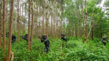 GUANGXI, CHINA - JULY 4, 2022 - Officers and soldiers of China's armed police carry out a real-combat anti-terrorism operation training in an unfamiliar area on July 4, 2022 in Guangxi, China. (Photo credit should read CFOTO/Future Publishing via Getty Images)