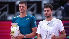 Cascais (Portugal), 07/04/2024.- Hubert Hurkacz (L) of Poland celebrates with his trophy after winning against Pedro Martinez (R) of Spain during the final match of the Estoril Open tennis tournament, in Cascais, Portugal, 07 April 2024. (Tenis, Polonia, España) EFE/EPA/RODRIGO ANTUNES
