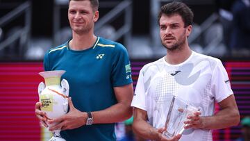 Cascais (Portugal), 07/04/2024.- Hubert Hurkacz (L) of Poland celebrates with his trophy after winning against Pedro Martinez (R) of Spain during the final match of the Estoril Open tennis tournament, in Cascais, Portugal, 07 April 2024. (Tenis, Polonia, España) EFE/EPA/RODRIGO ANTUNES
