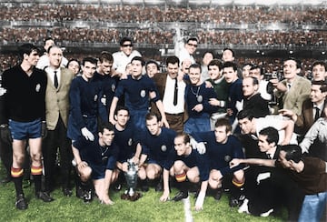 La selección española lidera en solitario el palmarés del torneo. España conquistó su primera Eurocopa en 1964 siendo el país organizador de la segunda edición del torneo. Ganó en la final 2-1 a la Unión Soviética con goles de Pereda y Marcelino en el estadio Santiago Bernabéu. La segunda se consiguió 44 años después, en 2008, en la Euro organizada por Austria y Suiza. La final de Viena fue ante Alemania y la Roja ganó 0-1 con un gol de Fernando Torres. La tercera llegó en 2012, en la edición organizada por Polonia y Ucrania. España goleó (4-0) en la final de Kiev a Italia con tantos de David Silva, Jordi Alba, Fernando Torres y Juan Mata. La cuarta fue en 2024, ganando en la final a Inglaterra en un partido que se disputó en Berlín y ganó España por 2 goles a 1, los tantos fueron obra de Nico Williams y Mikel Oyarzabal.
España fue subcampeona en 1984, única final que perdió de este torneo. En la foto, el equipo ganador de la Euro de 1964.