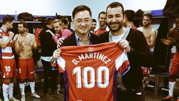 Jiang Lizhang le da una camiseta conmemorativa a Diego Martínez.