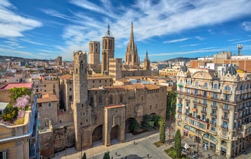 La ciudad catalana tiene restos de asentamientos humanos desde el Neolítico (5.500 a.C.). Pero es en los siglos VII a.C. y VI a.C. cuando la ciudad tiene su origen de la mano de los layetanos, un pueblo ibero de la costa de la provincia de Barcelona.  