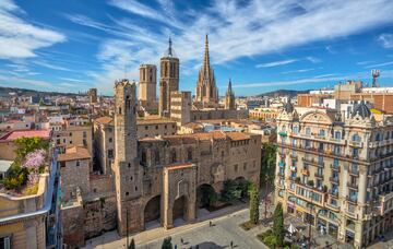 La ciudad catalana tiene restos de asentamientos humanos desde el Neolítico (5.500 a.C.). Pero es en los siglos VII a.C. y VI a.C. cuando la ciudad tiene su origen de la mano de los layetanos, un pueblo ibero de la costa de la provincia de Barcelona.  