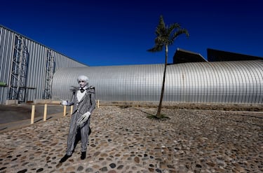 Un aficionado disfrazado de personaje del imaginario de Tim Burton posa para una instantánea en la Comic Con de Málaga