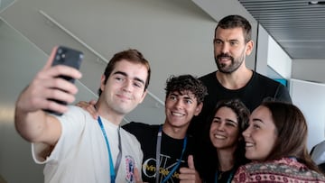 GRAFCVA8278. VALENCIA, 15/09/2022.- El exjugador de la NBA y empresario Marc Gasol imparte la ponencia de apertura del Investors Day 2022 de Angels, sociedad de inversión de Juan Roig, al que asisten más de 200 inversores de toda España. En la imagen Gasol se fotografía junto a varios jóvenes. EFE/Ana Escobar
