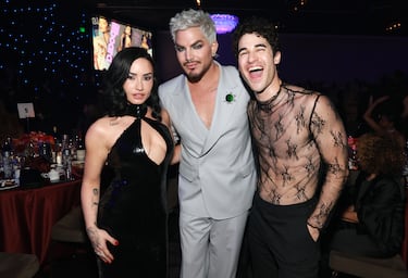 Demi Lovato, Adam Lambert y Darren Criss 
durante la gala de los Premios Grammy 2026 celebrados en el Crypto.com Arena de Los Ángeles.