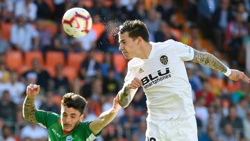 Alaves' Spanish defender Joaquin Navarro (L) vies with Valencia's Spanish forward Santi Mina during the Spanish League football match between Valencia and Alaves at the Mestalla Stadium in Valencia on May 12, 2019. (Photo by JOSE JORDAN / AFP)