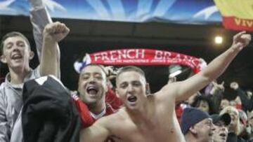 <b>EJEMPLARES.</b> Las aficiones del Liverpool y del Atlético tuvieron un comportamiento modélico y por ello el club rojiblanco les ha felicitado.