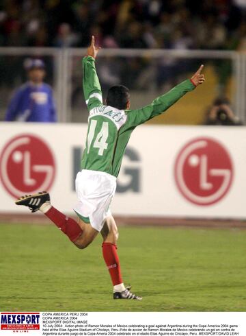 Ramón Morales festeja gol ante Argentina