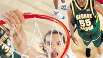 <b>POTENCIA. </b>Joakim Noah realiza un mate en la primera semifinal, en la que Florida batió a George Mason.