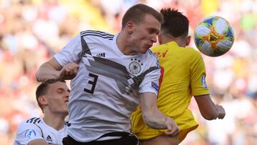 Soccer Football - 2019 UEFA European Under-21 Championship - Semi Final - Germany v Romania - Stadio Renato Dall&#039;Ara, Bologna, Italy - June 27, 2019   Germany&#039;s Lukas Klostermann in action with Romania&#039;s Andrei Ivan   REUTERS/Alberto Lingri