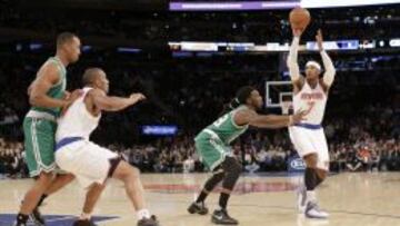 Carmelo Anthony trata de encontrar el pase ante la defensa de Jae Crowder.
