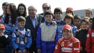 <b>RODEADO. </b>Alonso, con Areces, Gracia y varios niños.