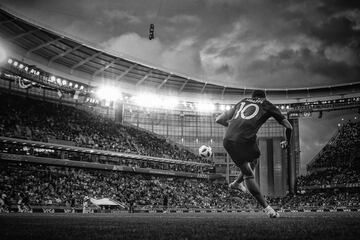 Mbappé realiza un saque de esquina en un partido frente a la selección de Perú. 