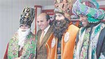 <b>REYES MAGOS ESPECIALES.</b> El Sevilla celebró ayer su particular cabalgata de Reyes Magos. En esta ocasión, Carlos, Óscar y Baptista fueron los encargados de encarnar a los Reyes de Oriente. Los tres regalaron juguetes a los niños del Hospital San Juan de Dios y a continuación mantuvieron un encuentro con todos los hijos de los empleados del club nervionense. Mañana festiva en el Pizjuán.