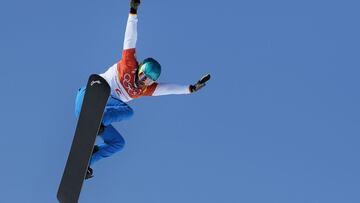 El rider español Lucas Eguibar compite durante una prueba de Snowboard Cross en los Juegos Olímpicos de Invierno de Pyeongchang 2018.