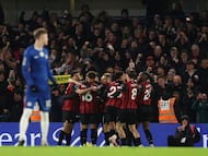 Soccer Football - Premier League - Chelsea v AFC Bournemouth - Stamford Bridge, London, Britain - December 30, 2025 AFC Bournemouth's David Brooks celebrates scoring their first goal with teammates REUTERS/Ian Walton EDITORIAL USE ONLY. NO USE WITH UNAUTHORIZED AUDIO, VIDEO, DATA, FIXTURE LISTS, CLUB/LEAGUE LOGOS OR 'LIVE' SERVICES. ONLINE IN-MATCH USE LIMITED TO 120 IMAGES, NO VIDEO EMULATION. NO USE IN BETTING, GAMES OR SINGLE CLUB/LEAGUE/PLAYER PUBLICATIONS. PLEASE CONTACT YOUR ACCOUNT REPRESENTATIVE FOR FURTHER DETAILS..