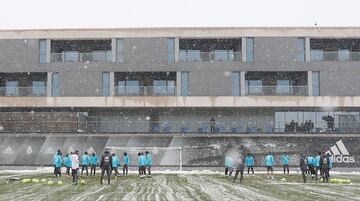 El Real Madrid se entrena bajo la nieve