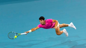 Carlos Alcaraz se quedó a las puertas de la final del Abierto de Miami al caer en semifinales ante el italiano Jannik Sinner por 6-7 (4), 6-4 y 6-2. Sin embargo, el tenista murciano peleó cada punto como si fuera el último. Como este en el que se lanza sobre la pista del Hard Rock Stadium para tratar de llegar a una bola imposible.