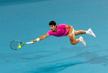 Carlos Alcaraz se quedó a las puertas de la final del Abierto de Miami al caer en semifinales ante el italiano Jannik Sinner por 6-7 (4), 6-4 y 6-2. Sin embargo, el tenista murciano peleó cada punto como si fuera el último. Como este en el que se lanza sobre la pista del Hard Rock Stadium para tratar de llegar a una bola imposible. 