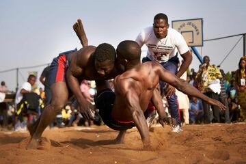 Fotografías de la lucha tradicional de Mali durante el festival de Bamako en las orillas del río Níger.