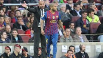 Alves y Guardiola durante un partido en 2012