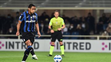 Luis Fernando Muriel cobrando un penal en el empate 4-4 entre Atalanta y Torino por Serie A.