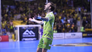 Mario Rivillos celebra uno de sus goles ante el Peñarol en la Intercontinental.
