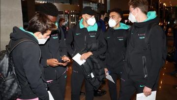 Los jugadores del Barcelona, ayer a su llegada al hotel de concentración de París, al pie de la Torre Eiffel.