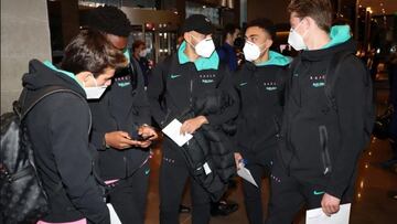 Los jugadores del Barcelona, ayer a su llegada al hotel de concentraci&oacute;n de Par&iacute;s, al pie de la Torre Eiffel.