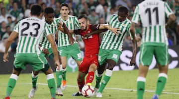 El delantero del Sevilla FC Pablo Sarabia lucha el balón con el portugués William Carvalho, del Real Betis