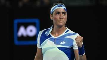 Melbourne (Australia), 17/01/2023.- Ons Jabeur of Tunisia in action against Tamara Zidansek of Slovenia during their first round match at the 2023 Australian Open tennis tournament at Melbourne Park in Melbourne, Australia, 17 January 2023. (Tenis, Abierto, Eslovenia, Túnez, Túnez) EFE/EPA/JOEL CARRETT AUSTRALIA AND NEW ZEALAND OUT EPA-EFE/JOEL CARRETT AUSTRALIA AND NEW ZEALAND OUT
