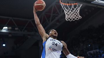 Giannis Antetokounmpo, alero de Grecia, se dispone a realizar un mate ante Italia en el Eurobasket 2025.