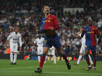 2009. Gerard Piqué celebra el sexto gol que anota contra el Real Madrid en el estadio Santiago Bernabéu. Los azulgranas gana 2-6.