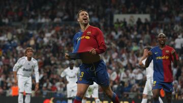2009. Gerard Piqué celebra el sexto gol que anota contra el Real Madrid en el estadio Santiago Bernabéu. Los azulgranas gana 2-6.