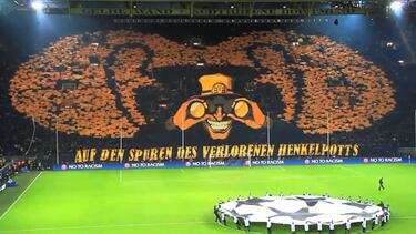 Los aficionados del Borussia Dortmund con uno de sus espectaculares mosaicos en un partido de Champions League.