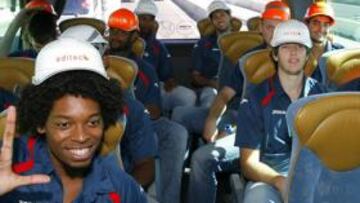 <b>MANOS A LA OBRA. </b>La plantilla del Asefa Estudiantes viajó ayer en autobús y se puso el casco de currante para promocionar a uno de sus patrocinadores, el grupo Editec.