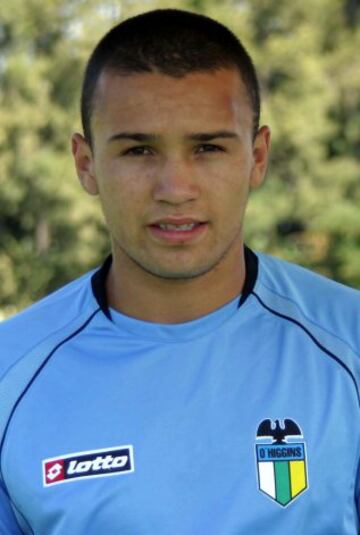 Se formó en O'Higgins, donde alcanzó a debutar en 2007, pero no se consolidó. Se retiró del fútbol profesional y vive en Rancagua.